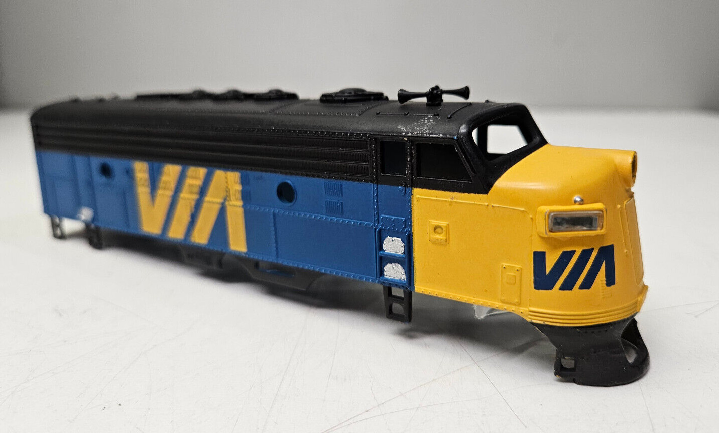 Vintage TYCO VIA F7A Diesel Engine Shell Only No Rosd Number Blue/Yellow/Black