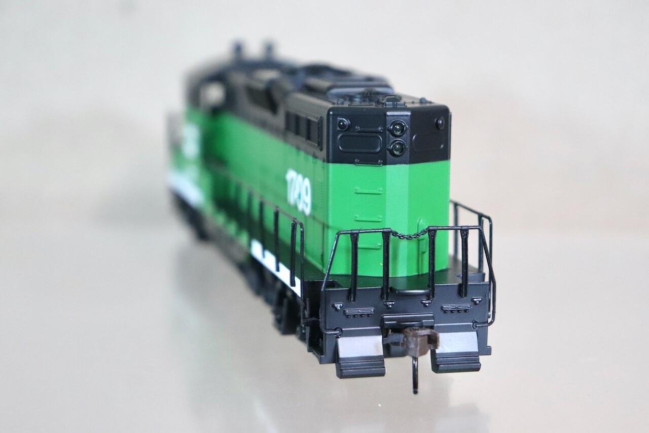 WALTHERS 931-101 BURLINGTON NORTHERN BN CLASS GP9M DIESEL LOCOMOTIVE 21709 on