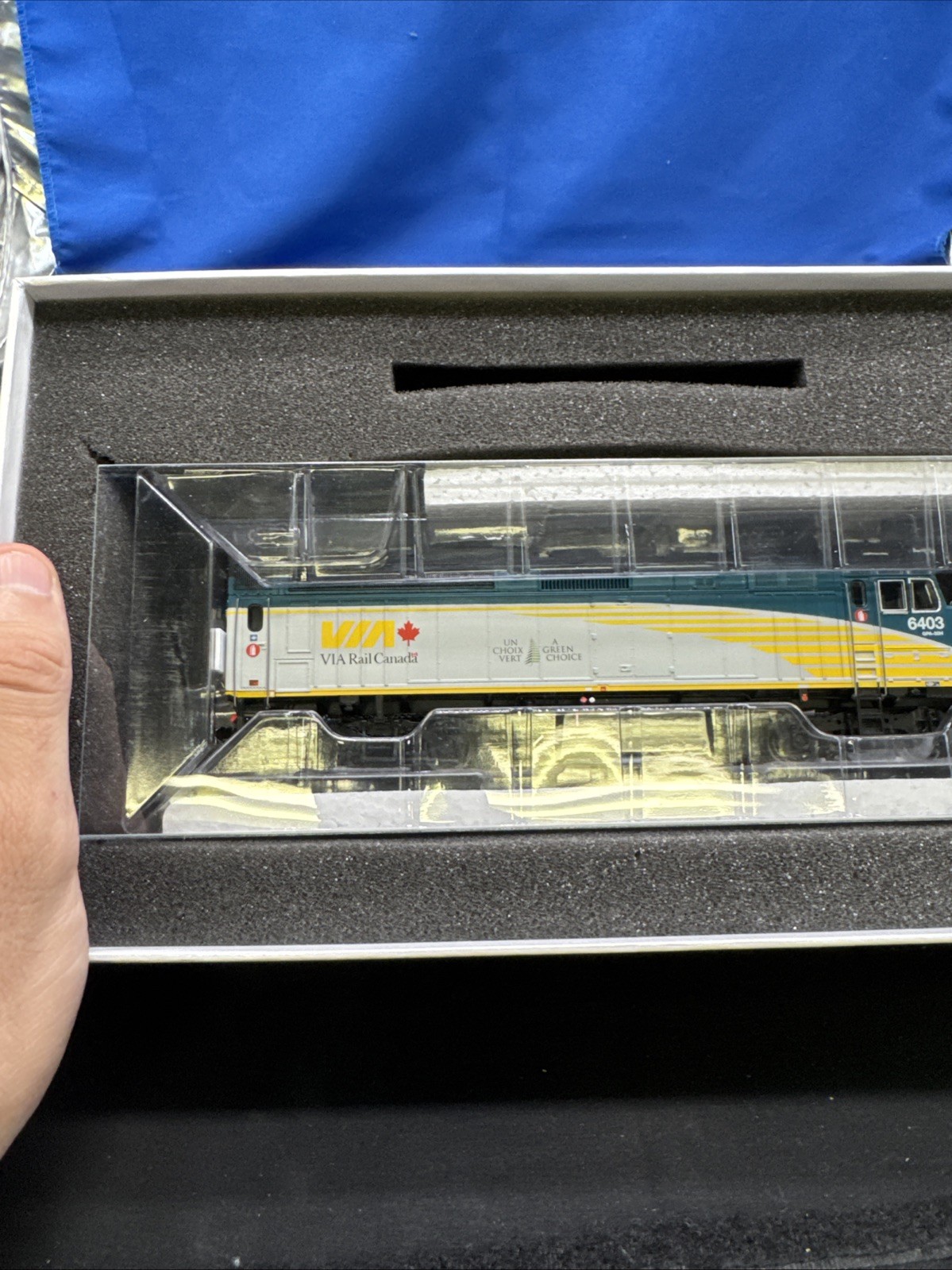 RAPIDO TRAINS 82011 HO VIA RAIL CANADA REBUILT F40PH-2D DIESEL LOCOMOTIVE #6403