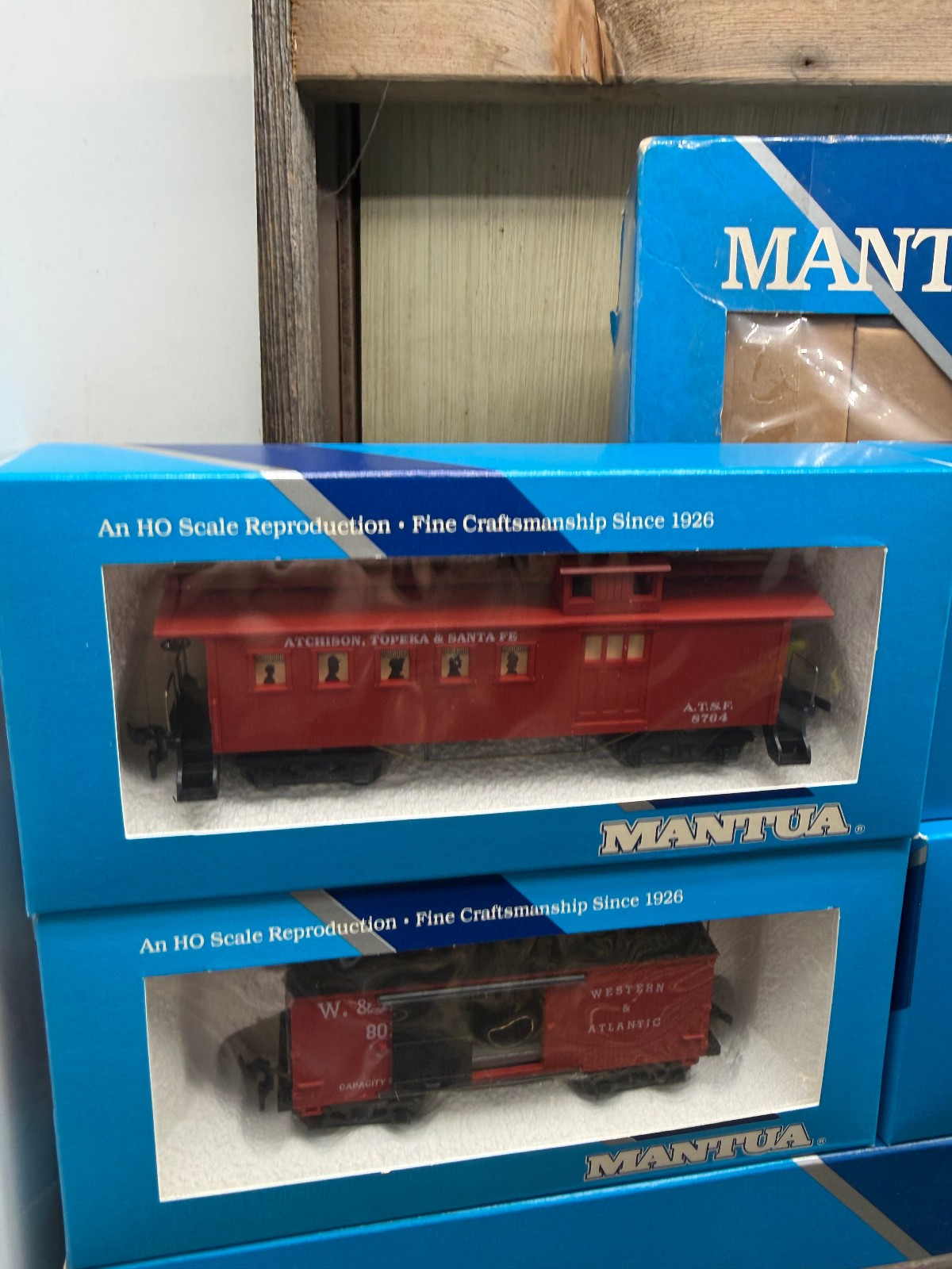 Mantua HO Electric Train Set Locomotive & Tender W/ 4 Cars & Power Pack & Track