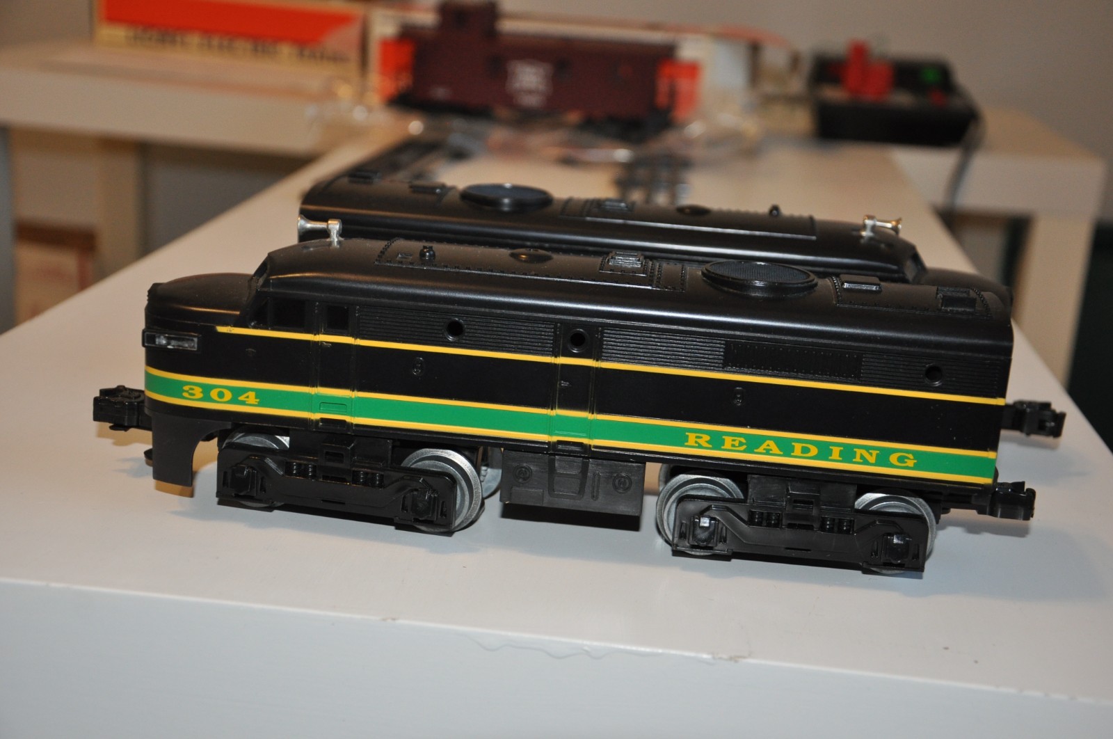 Nice Vtg LIONEL 6-18934 READING FA-2 Alco A-A Diesel Locomotive Set 300/304 READ