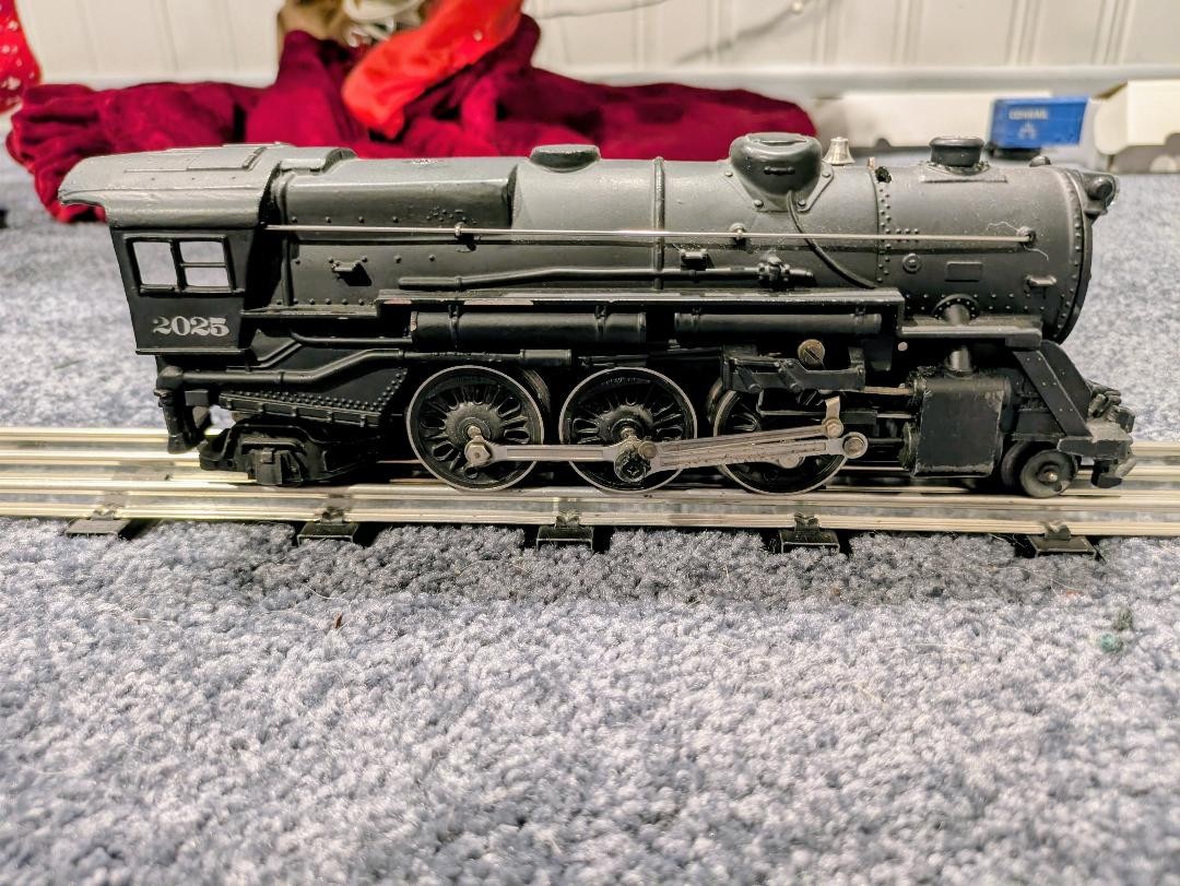 Lionel 2025 Engine w/Whistling Tender & 9 Cars + Transformer. Free Shipping!