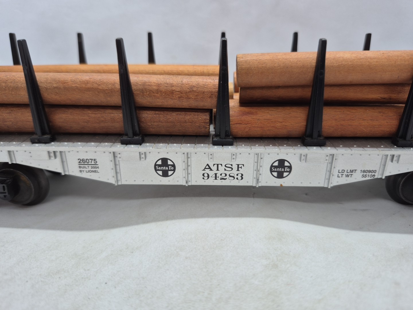 Lionel O Gauge ATSF #94283 Bulhead FLatcar w/Removable Stakes + Logs