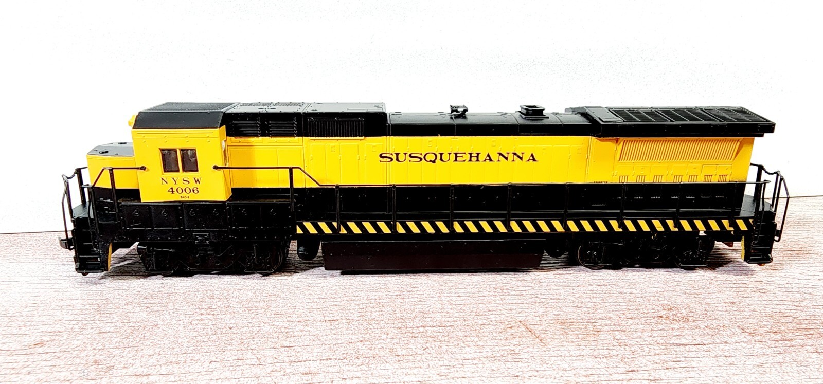 Walthers Trainline 931-174 New York Susquehanna RR GE Dash 8-40B 4006 Powered HO