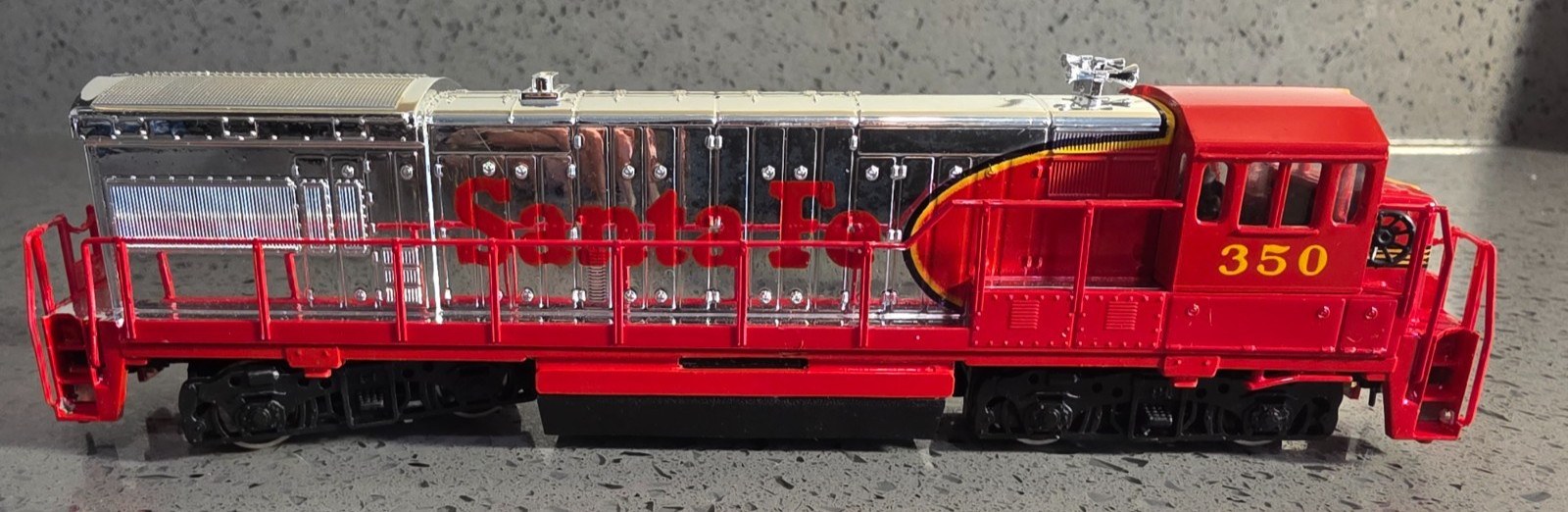 Bachmann HO Santa Fe #350 Chrome GE U36B Diesel Locomotive Lighted w/ Box