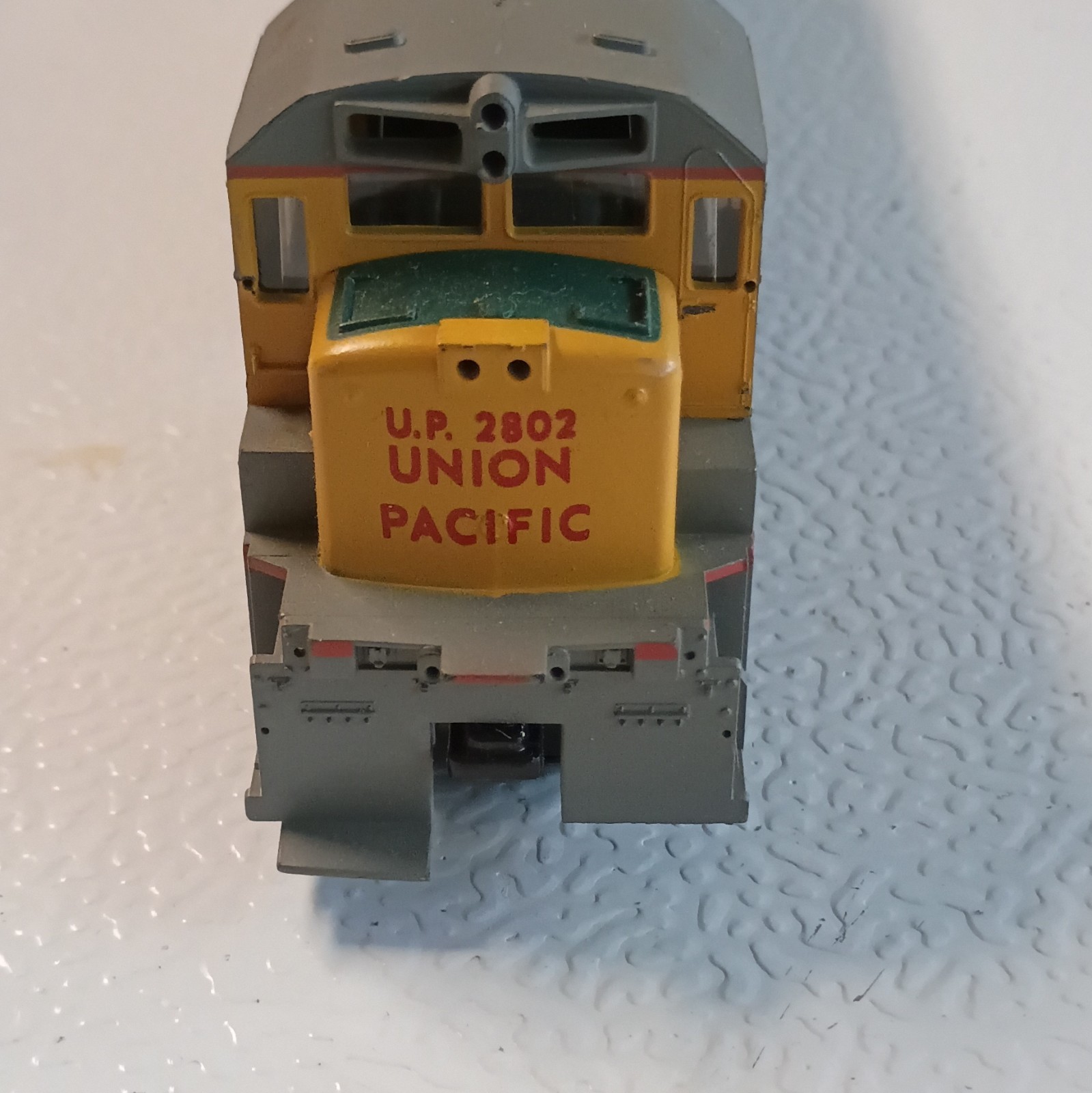 HO Union Pacific Railroad Diesel Locomotive Analog 1:87 2802 Yellow Gray