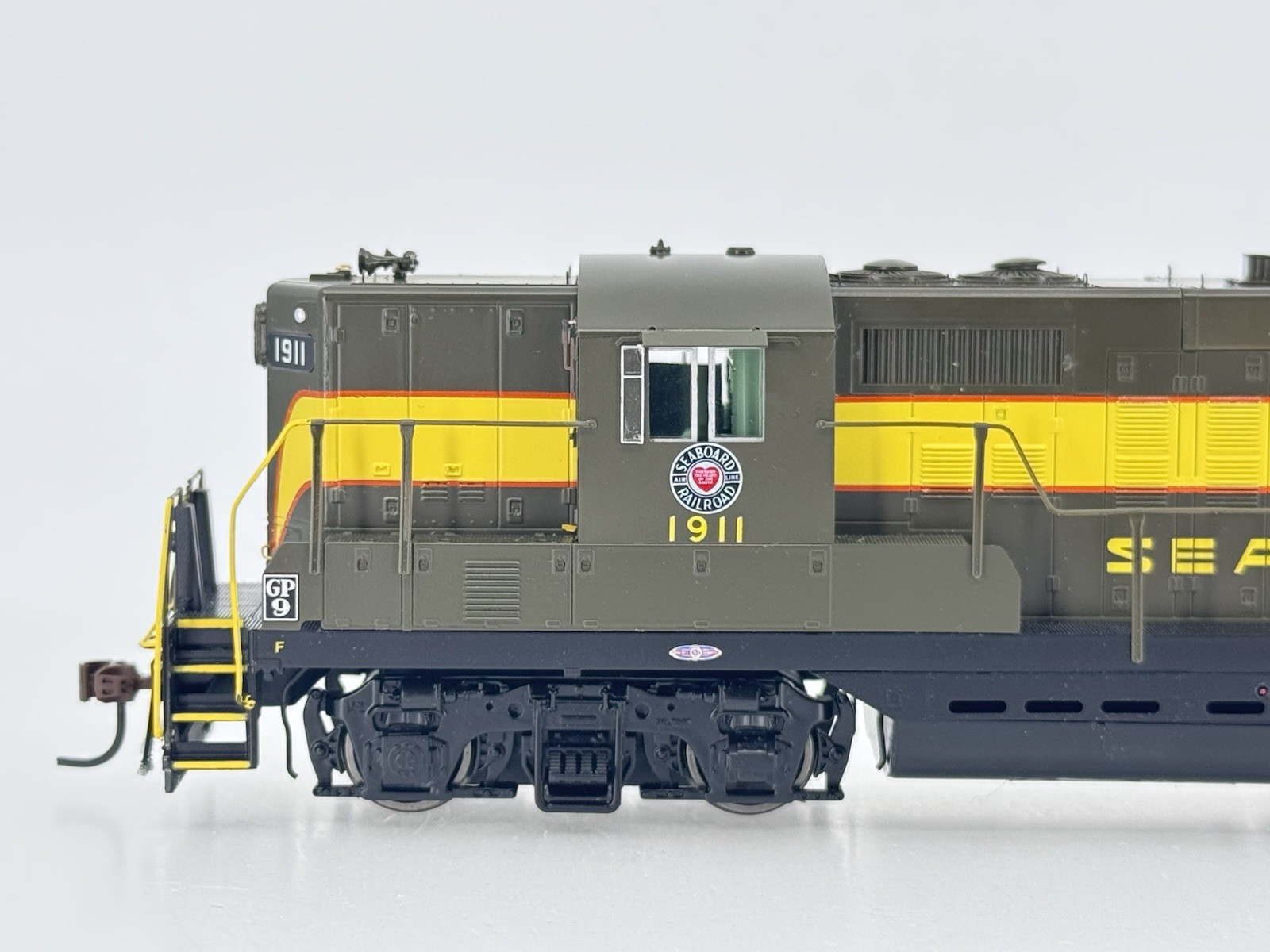HO Athearn Genesis G62420 Seaboard Air Line GP9 Diesel Locomotive SAL #1911