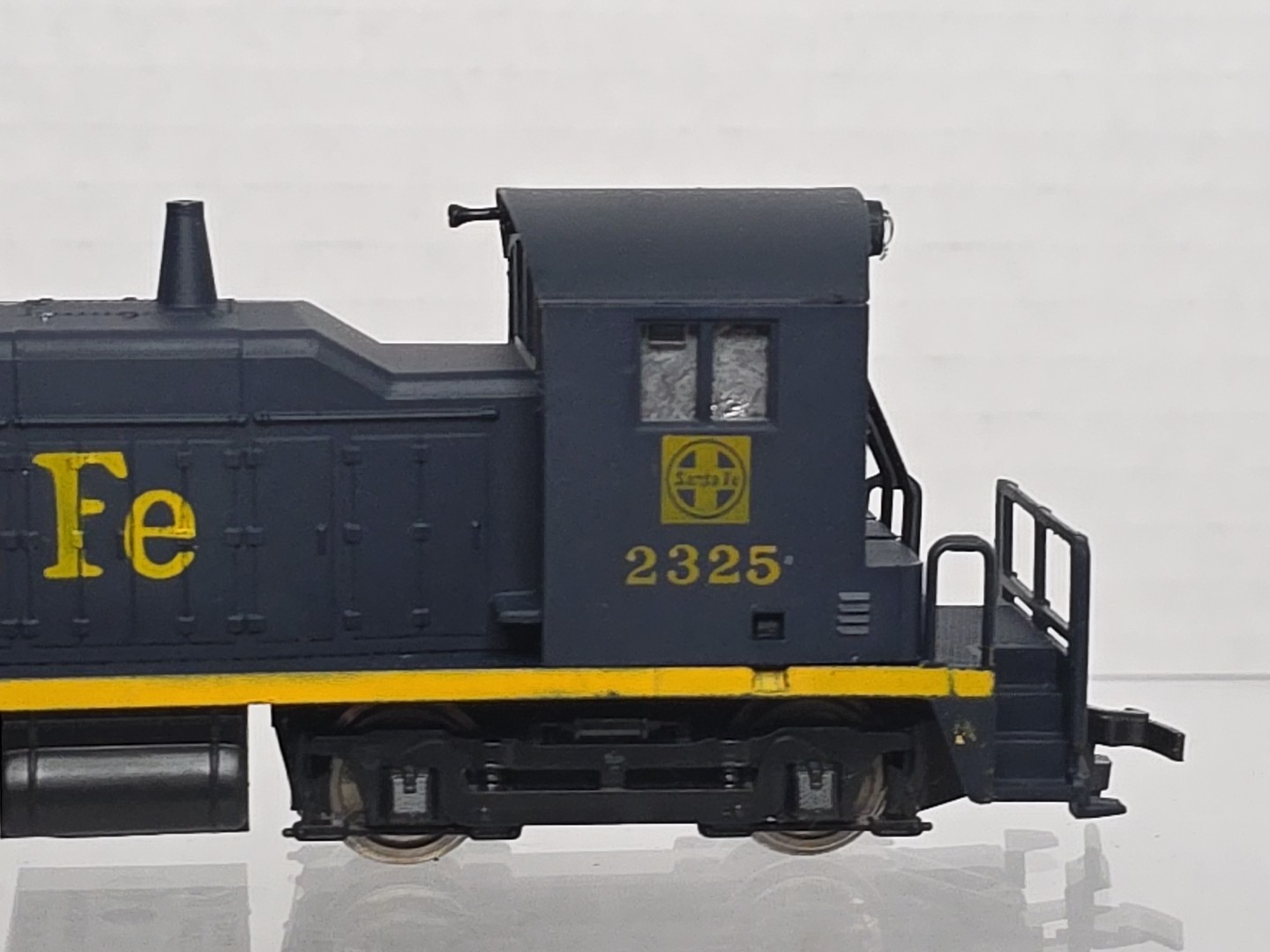 AHM Ho Scale 5014e Santa FE 2325 Switcher Diesel Loco LNIB Runs Well