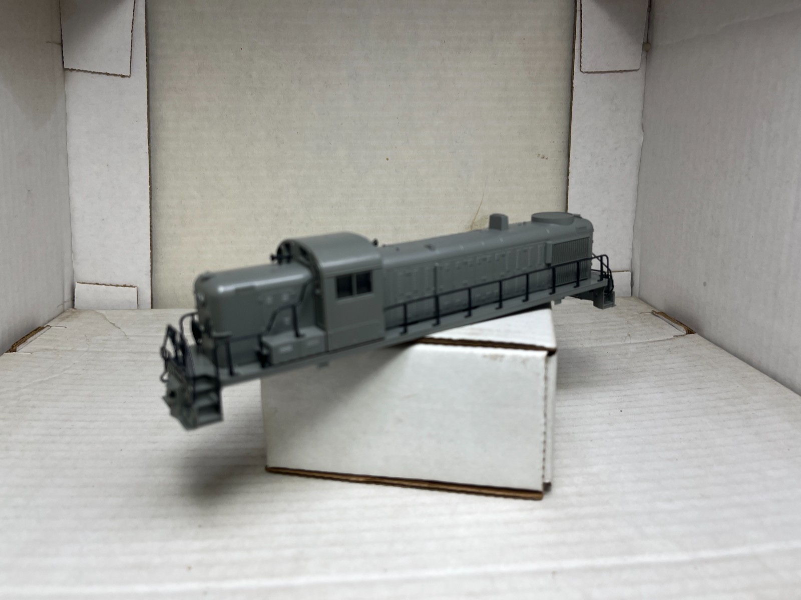 ATLAS / KATO HO 1/87 ALCO RS3/RSD4/5 UNDECORATED DIESEL BODY SHELL w HANDRAILS