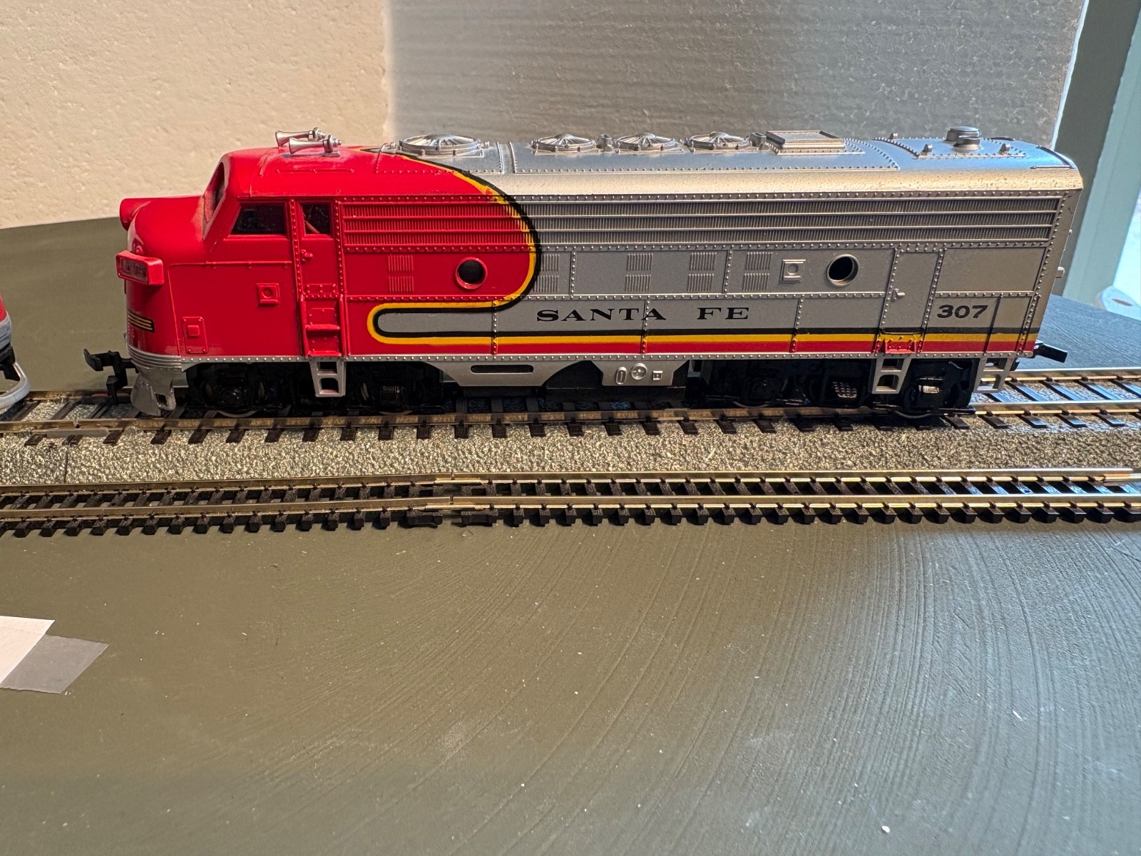 Mechanics Special: 2 HO Santa Fe F7A #307 Locomotives (26-727)