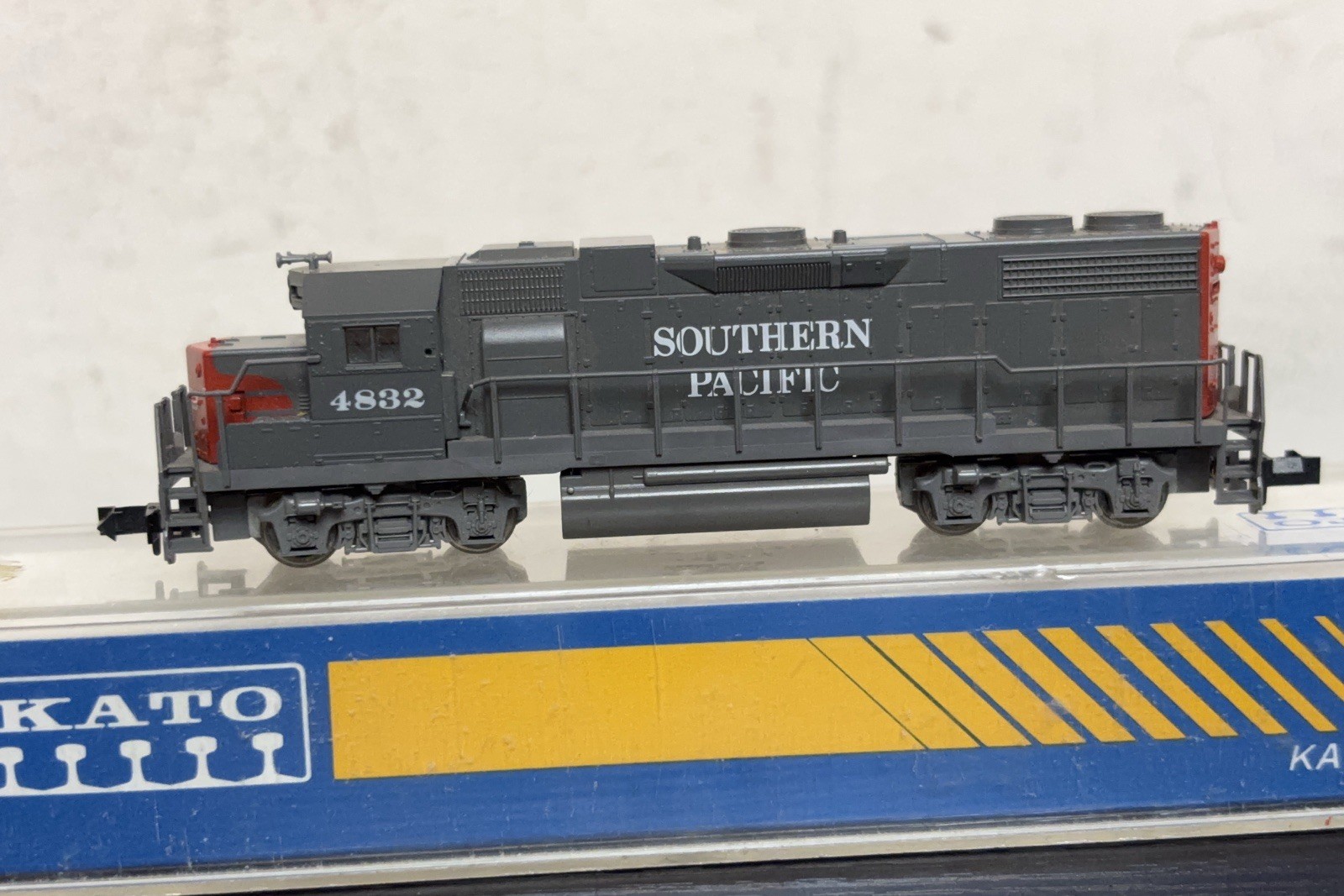 N Scale Kato 176-019 EMD GP38/GP38-2 Southern Pacific Locomotive 4832 Unused new