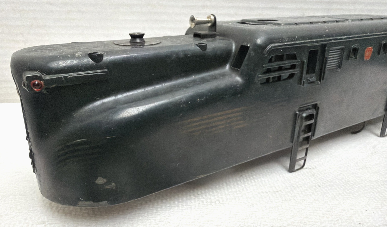 LIONEL ORIGINAL O-GAUGE 2332 GG-1 GREEN SHELL WITH WEIGHT & LIGHT BRACKETS