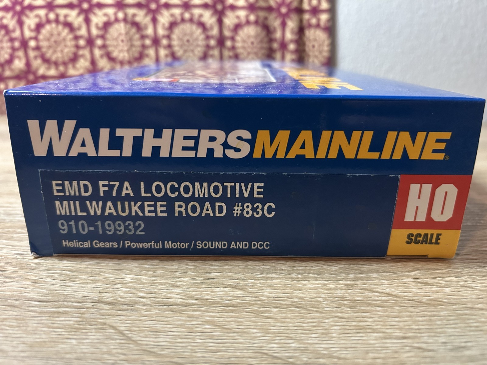 Walthers Mainline HO Scale EMD F7A Diesel Locomotive, Milwaukee Road #83C