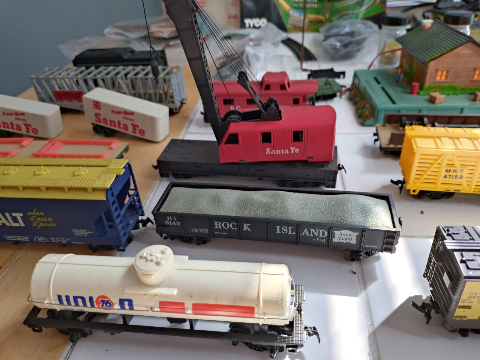 HO scale train start up, 1970’s, 2 locomotives, 12 cars, station + Very Clean