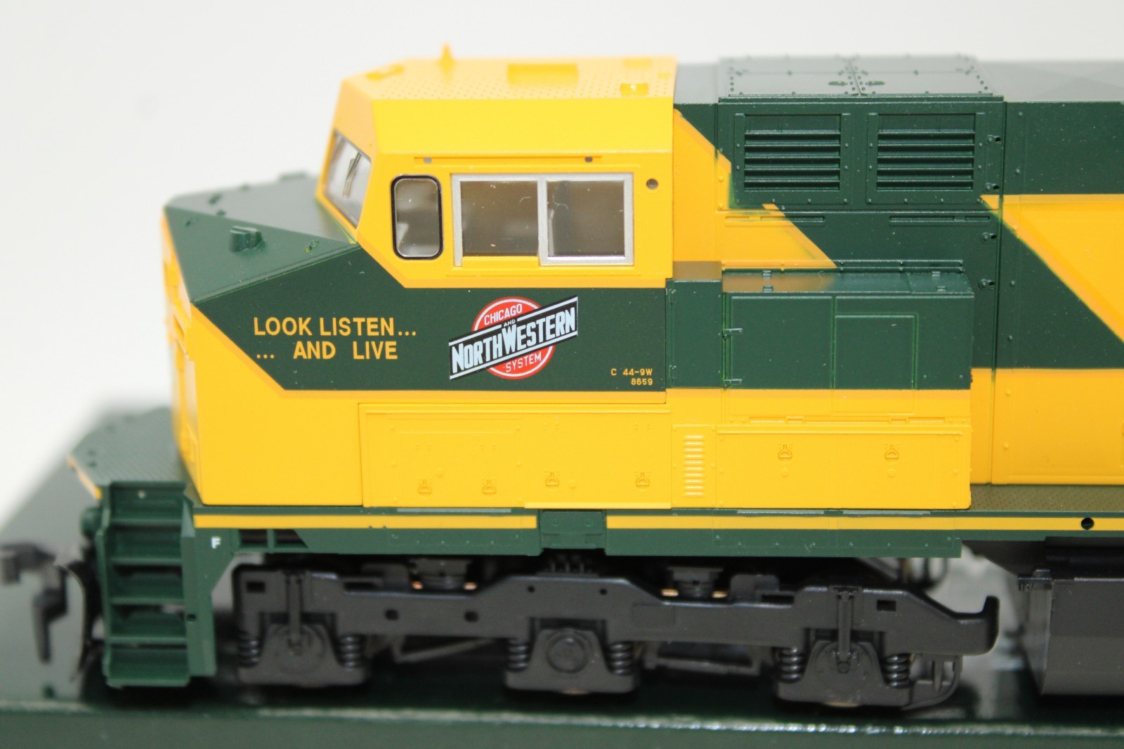 Kato HO C&NW Chicago Northwestern Dash 9 GE C44-9W Diesel Locomotive DCC Ready