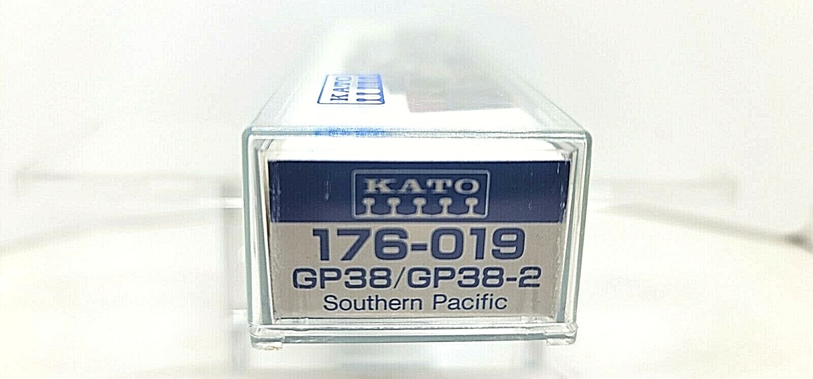 N Kato 176-019 EMD GP38/GP38-2 Southern Pacific Loco #4832 (Tested knuc cplrs)