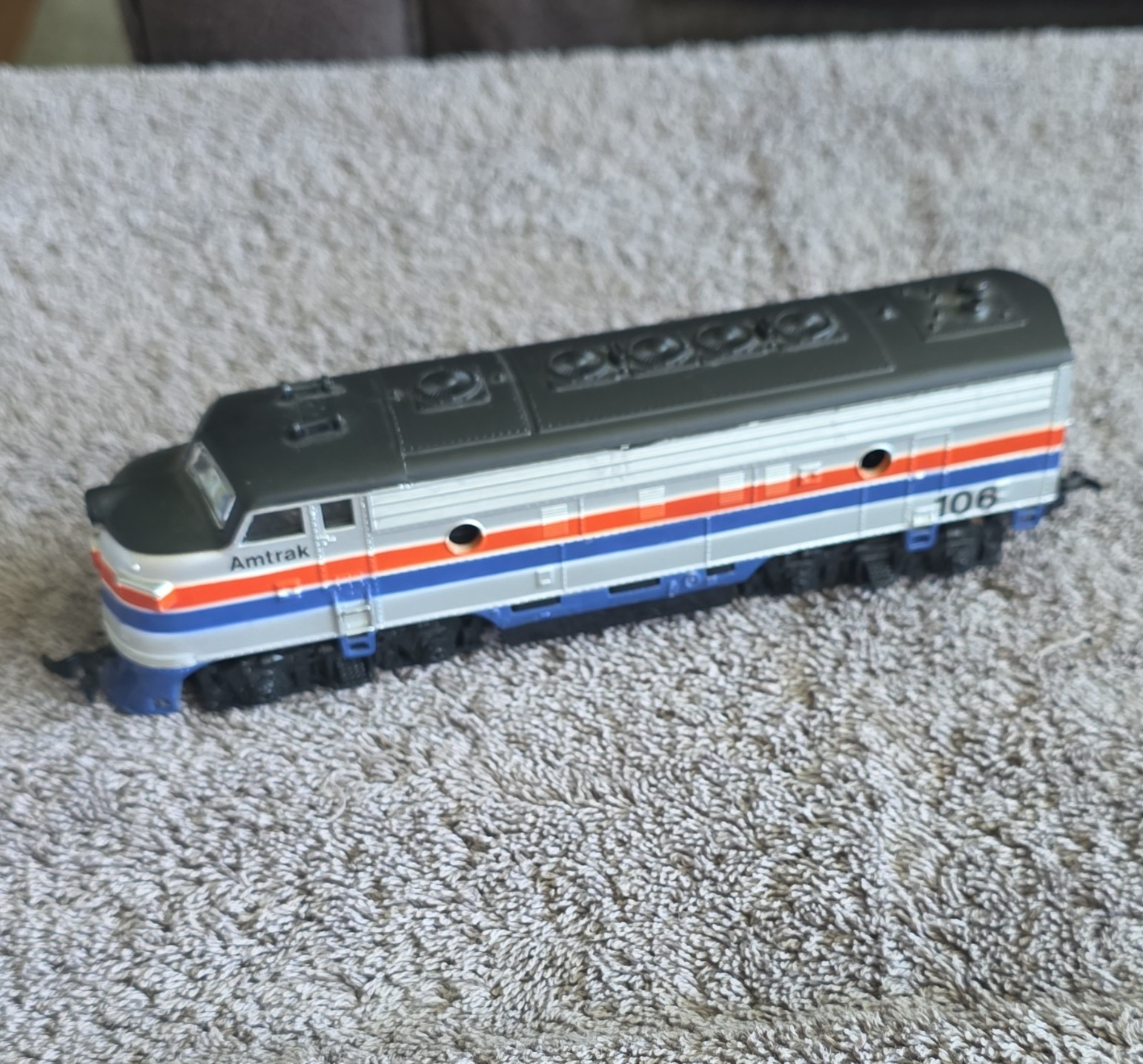 Life-Like HO Amtrak #106 EMD F40PH Diesel Locomotive Silver Blue Red DC