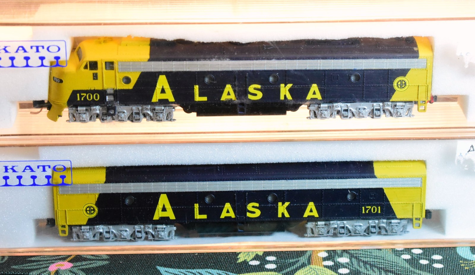 N Scale KATO Dream Designs Alaska Railroad F7 A/B Locomotives 1700 1701 EX