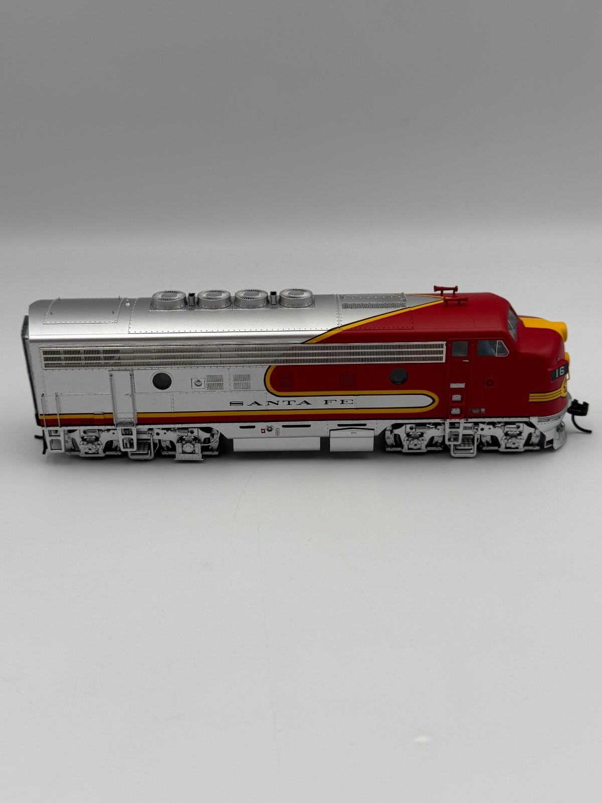 HO Walthers Proto 2000 Modernized F3A Santa Fe #16. Factory DCC/Sound. NIB