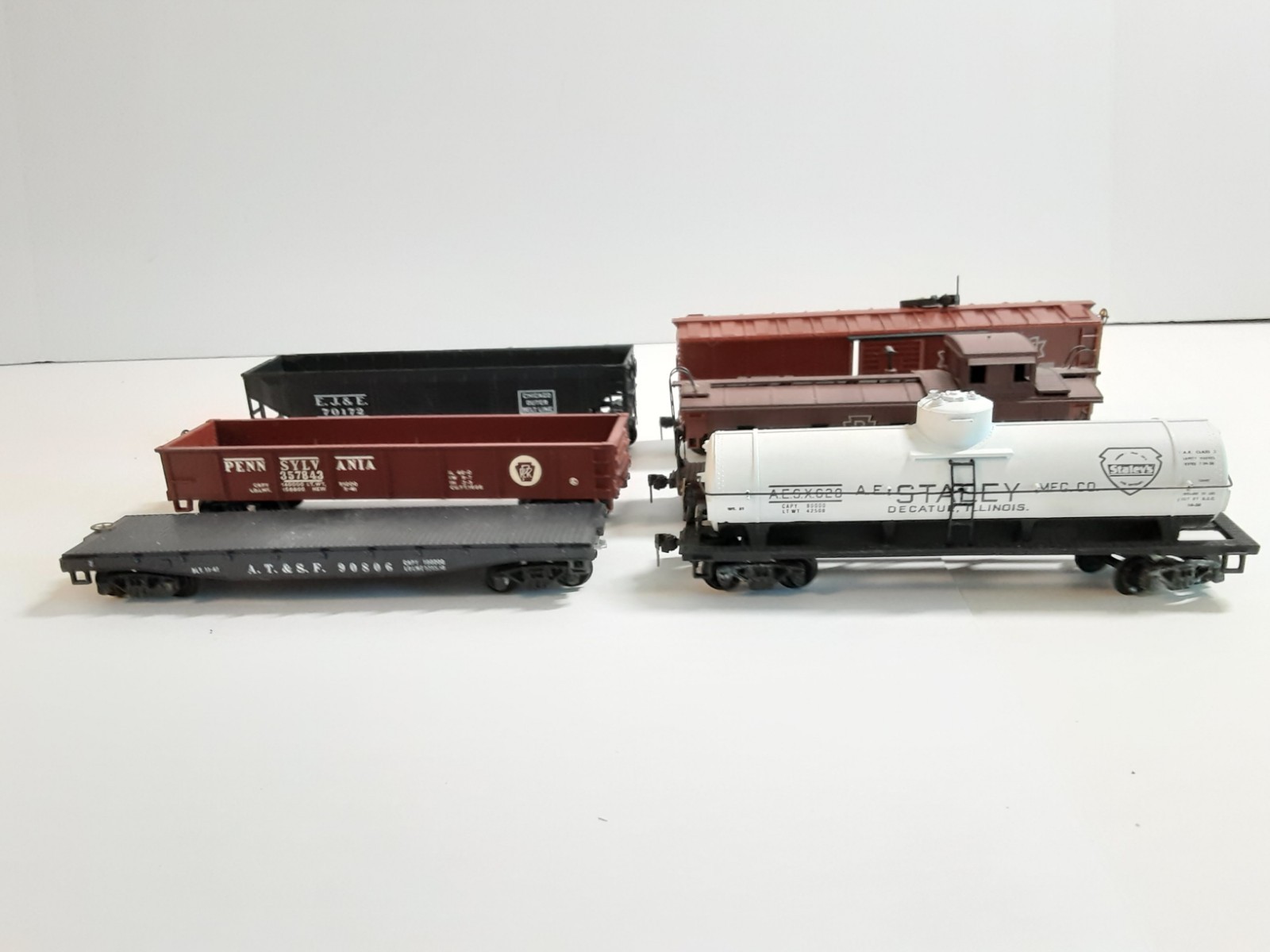 Vtg Lot Of 6 Box Cars, Tanker Cars, Flat Cars, Caboose See Description (1)