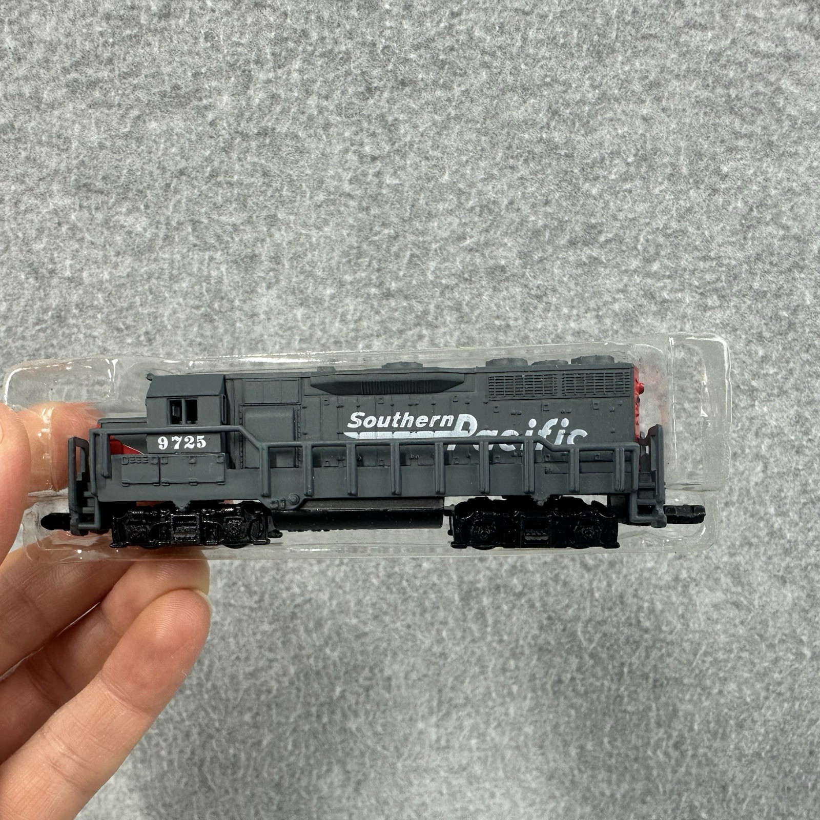 Southern Pacific SP 9725 N Scale Locomotive Train Engine 4.5” NOS w Box