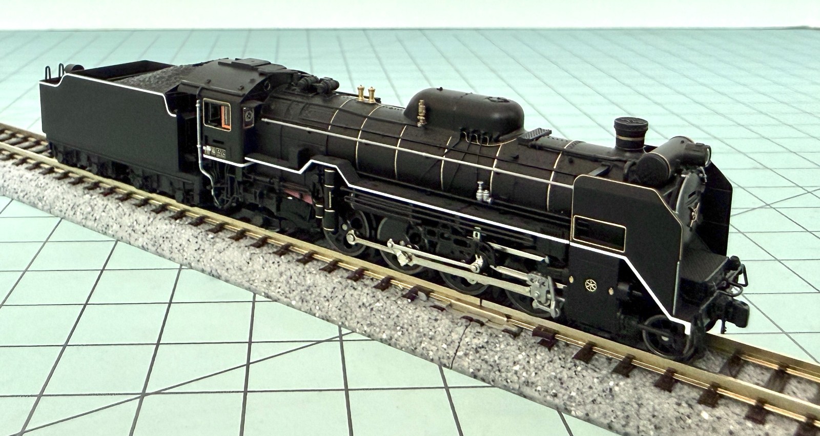 Kato 2016-8 Steam Locomotive Type D51 200 (N scale)