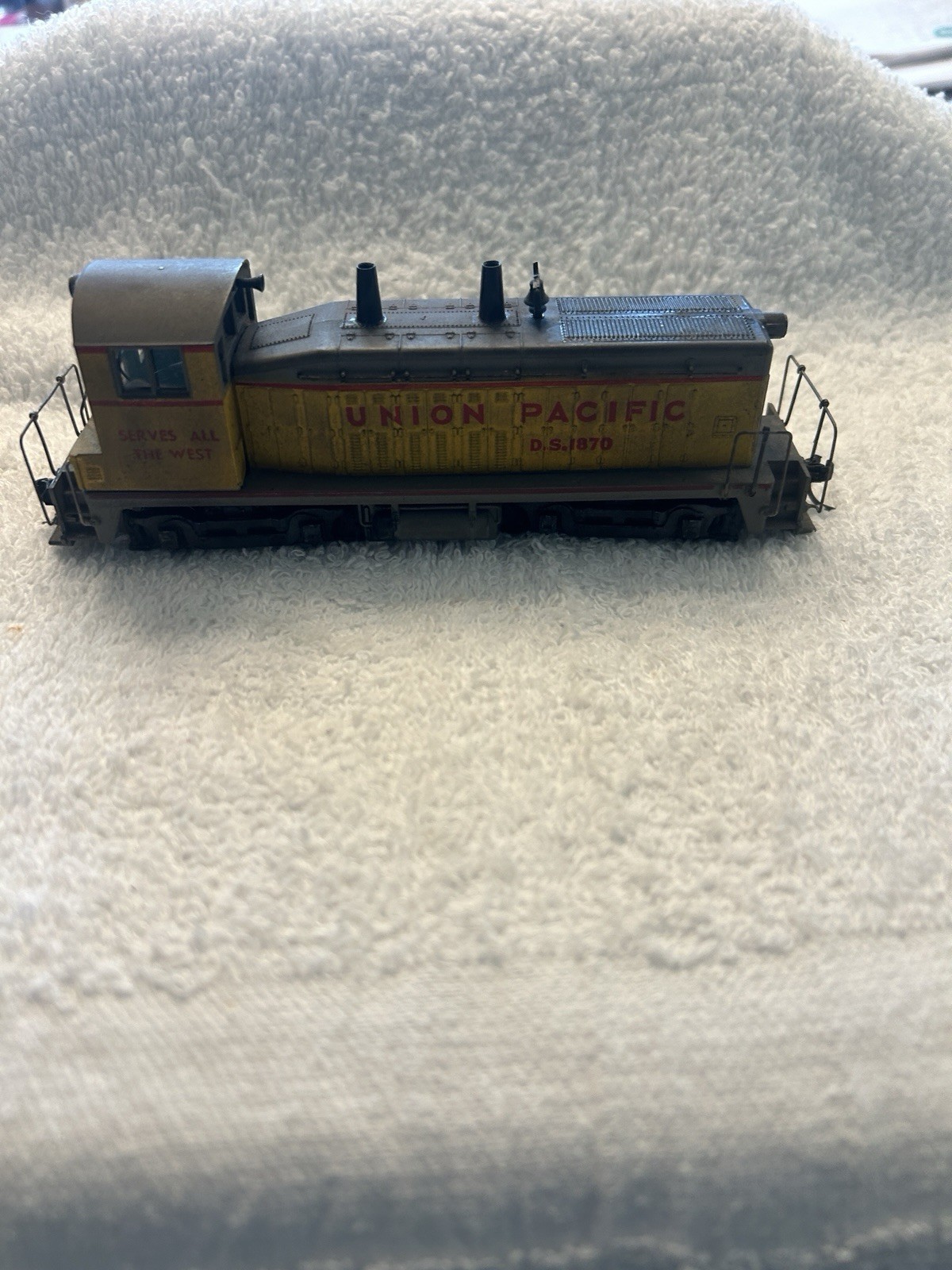 Athearn SW7 Union Pacific Switcher #DS1860 HO Weathered
