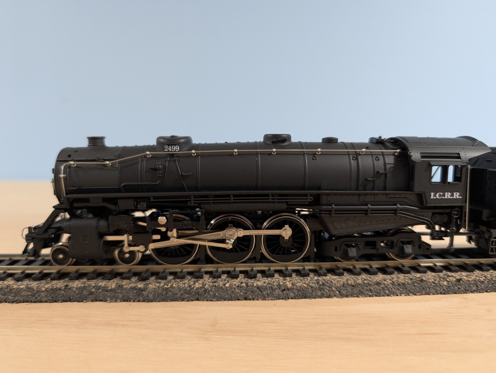 IHC #23010 HO Scale 4-6-4 Hudson Illinois Central IC #2499 Steam Locomotive