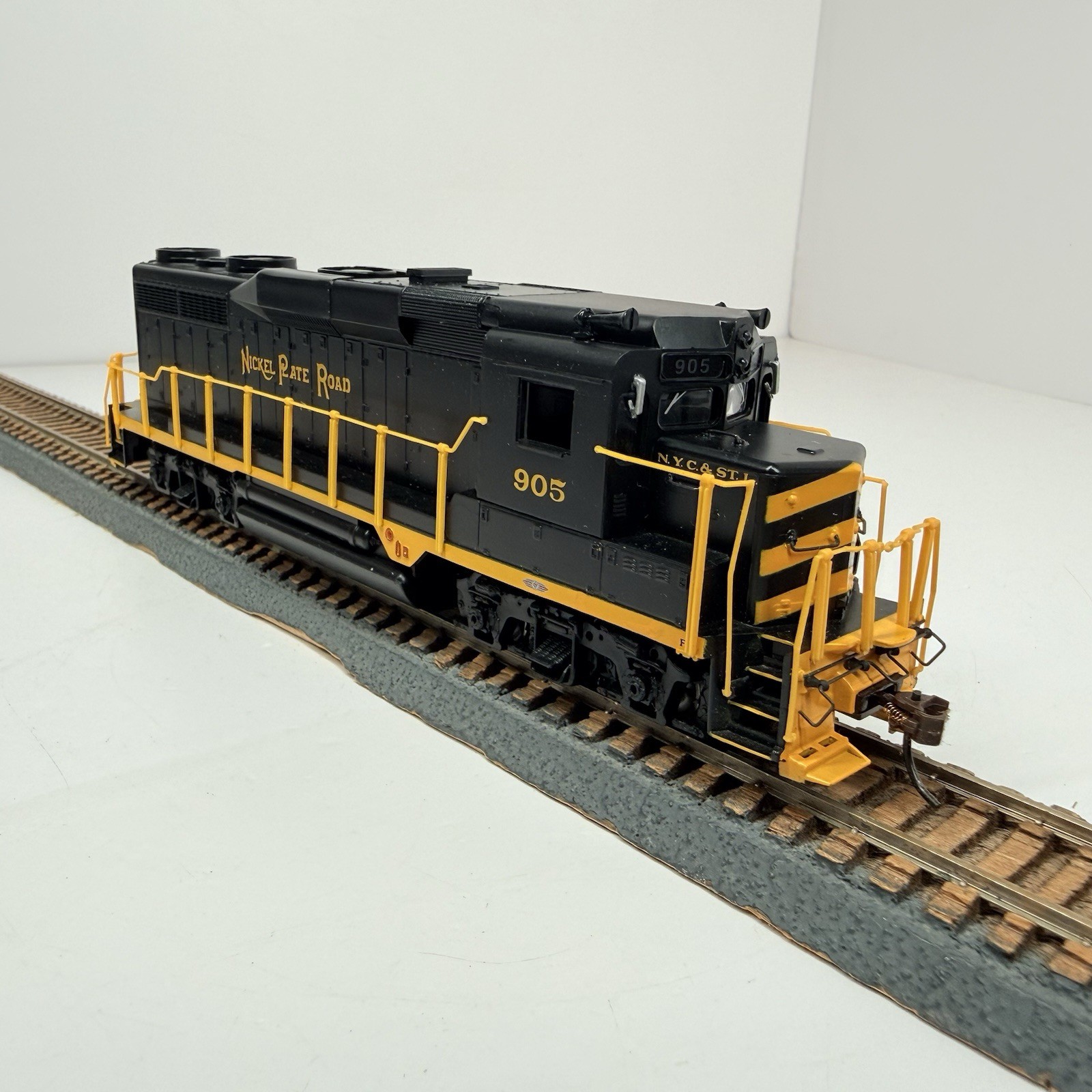 HO Scale DCC Bachmann 60810 Nickel Plate Road #905 GP30 Diesel Locomotive