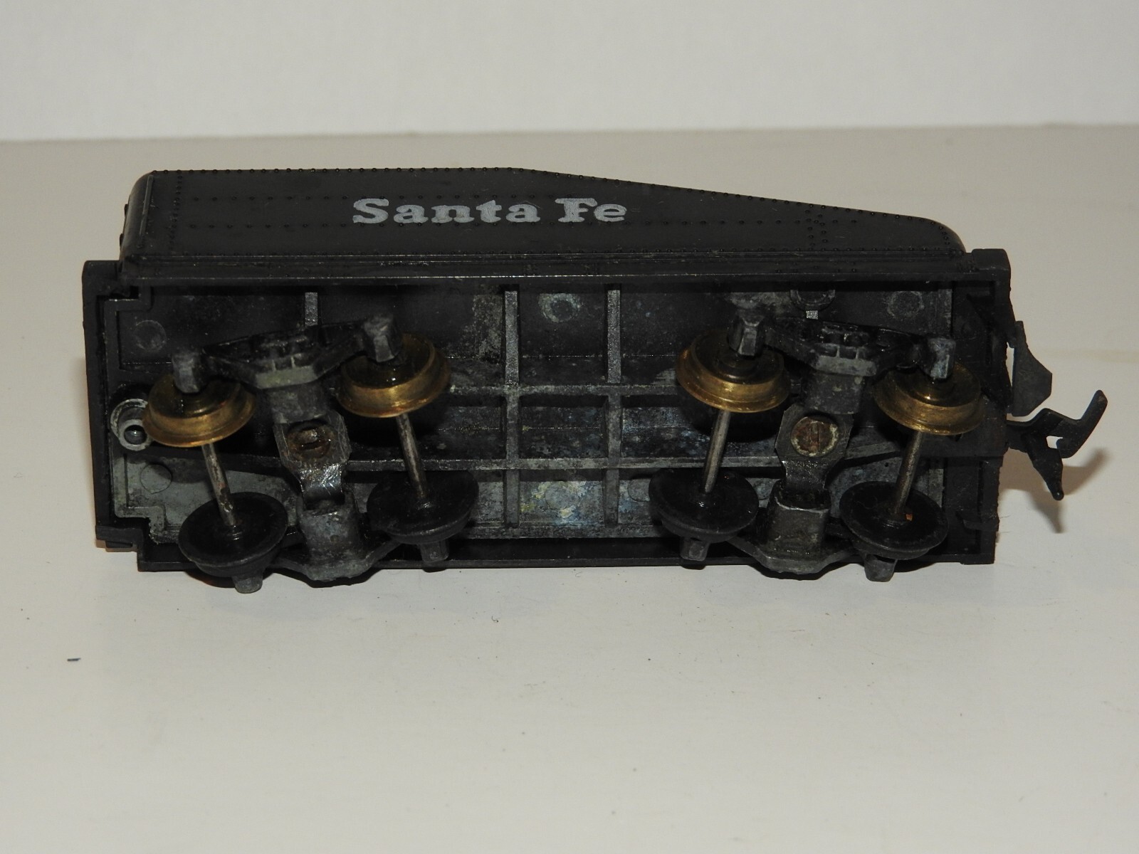 HO scale SANTA FE SLOPE BACK TENDER DIE-CAST METAL CHASSIS