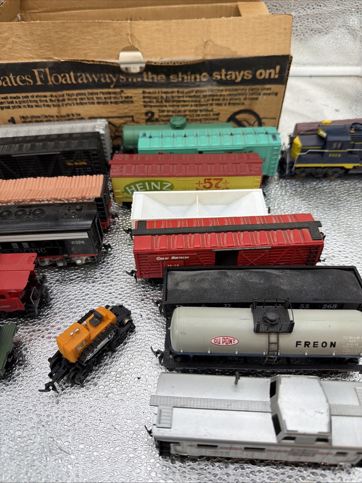 HO Train Set with Engines And Carts