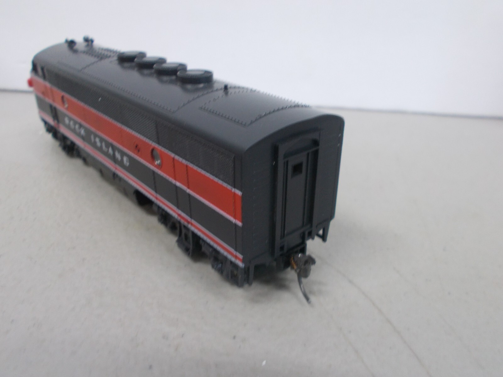 STEWART/KATO-#8530-ROCK ISLAND-F3A PHASE 11 POWERED-LOCOMOTIVE-LOT A-HO SCALE