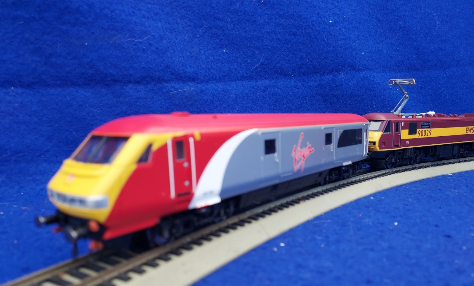 Hornby OO “Virgin Charter Relief Train Pack”: EWS Class 90 & VIRGIN DVT, # R2955