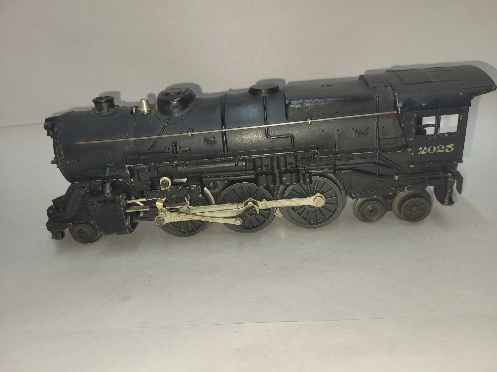 Postwar Lionel O Gauge 2-6-4 Steam Locomotive #2025 + Tender Runs Well!