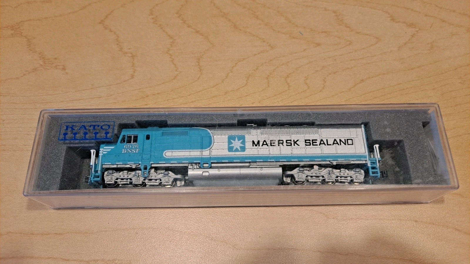 kato n scale sdp40f BNSF Mearsk