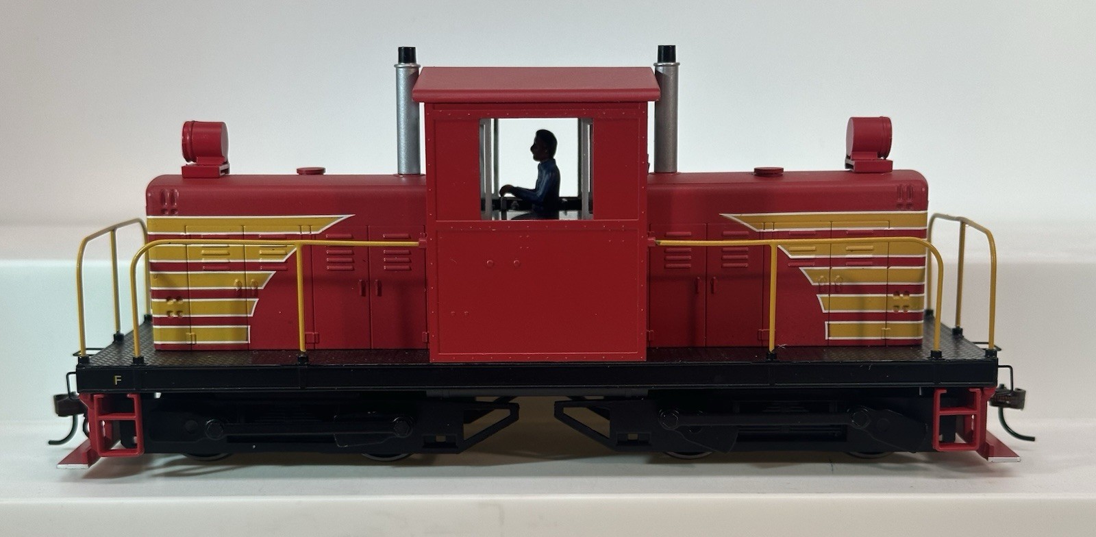 On30 Bachmann Spectrum Whitcomb 50 Ton Center Cab Diesel With DCC Red & Yellow