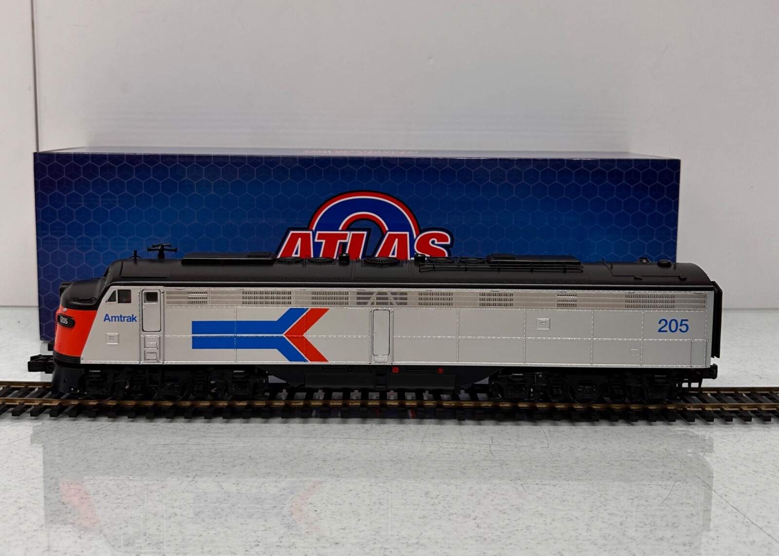 Atlas #30138229 Amtrak #203 E8 (Powered) Locomotive O Scale 3 Rail NEW
