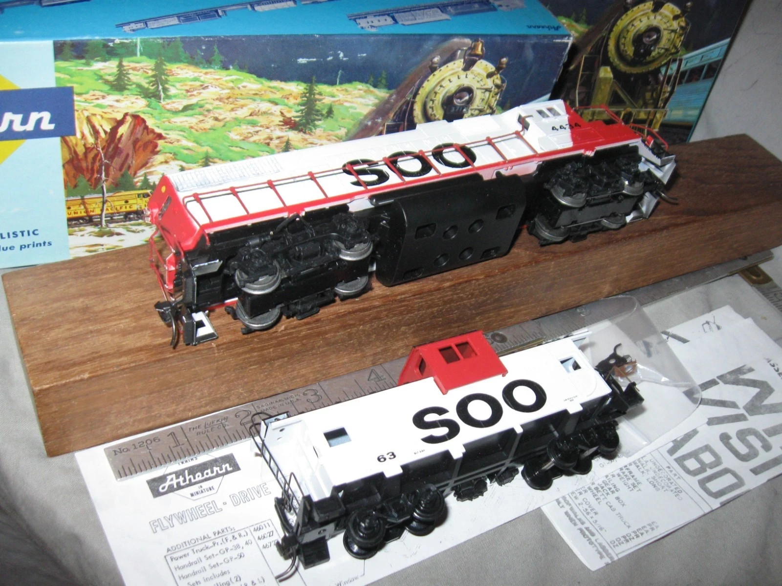 A4120 HO ATHEARN 4659 SOO RR 4434 EMD GP38-2 DIESEL LOCO + WIDE VISION CABOOSE