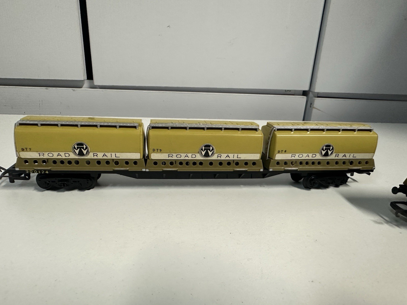 TRIANG ROAD RAIL 3 CONTAINER WAGON PLUS ONE CONTAINER WAGON