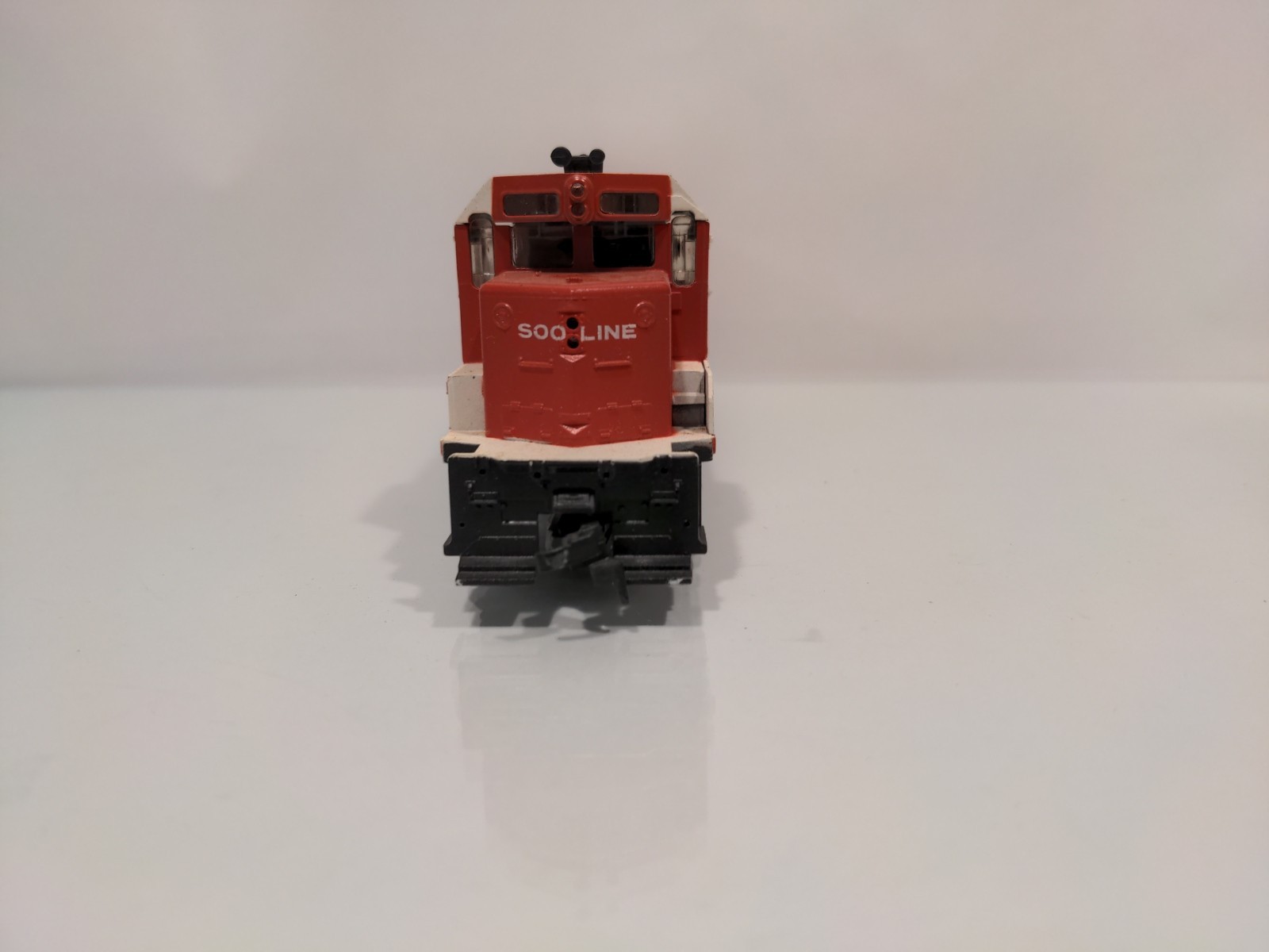 HO Athearn GP35 Soo Line Dummy Diesel #729