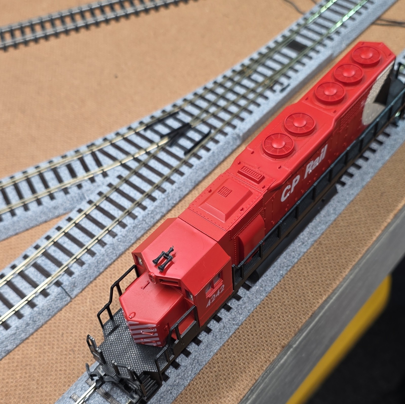 Model Power HO Alco SD40 CP Rail 4242 Diesel Locomotive DC Analog