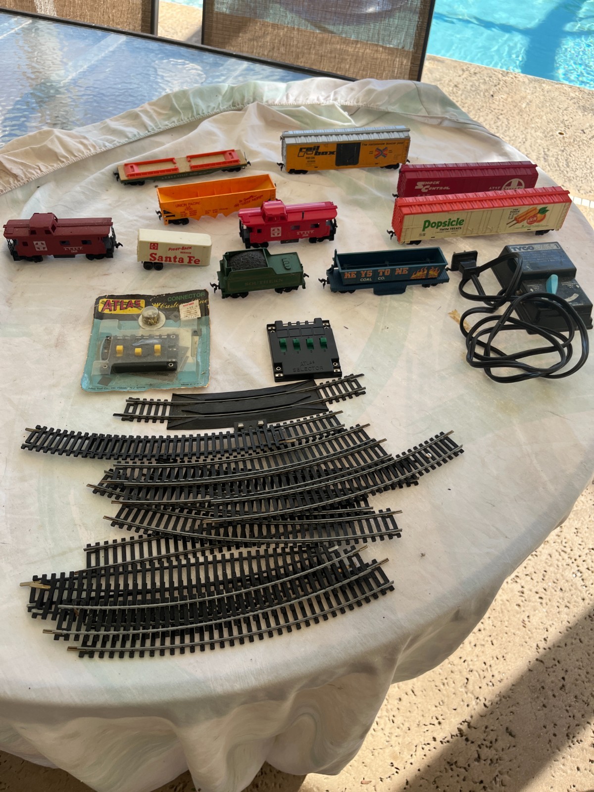 Vintage Misc Train Set Tyco 10 Cars Track Transformer HO and Smaller