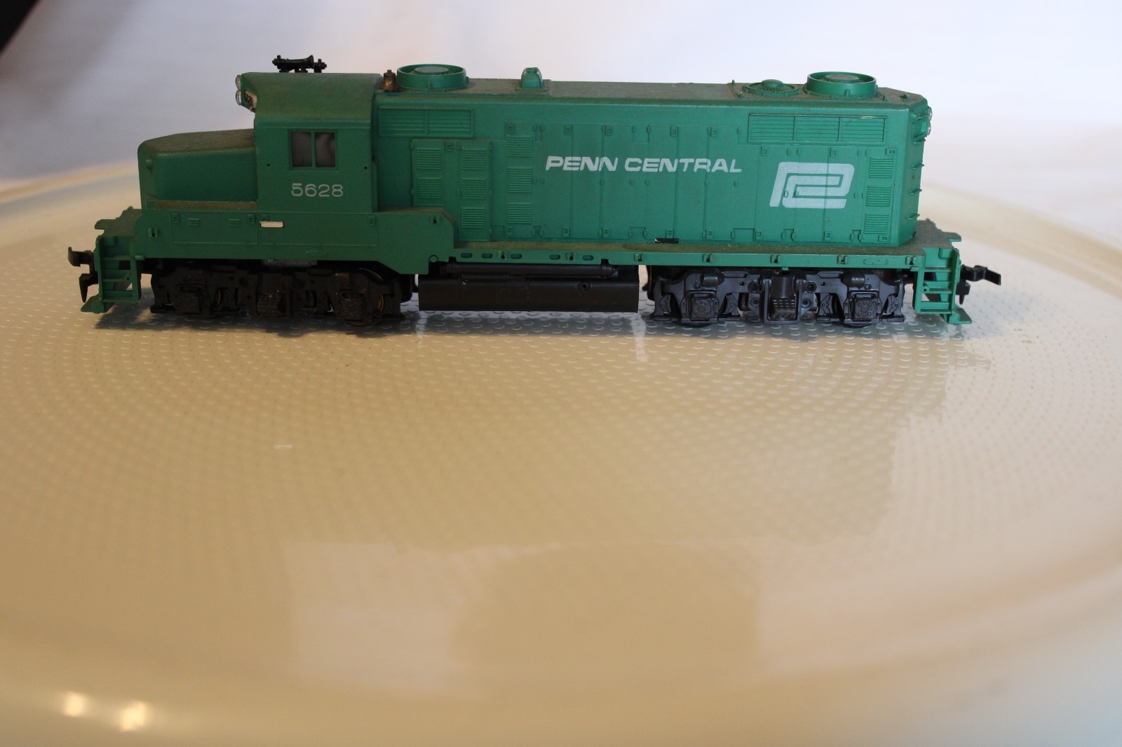 HO Scale Mantua-Tyco, GP20 Diesel Locomotive, Penn Central, Green #5628