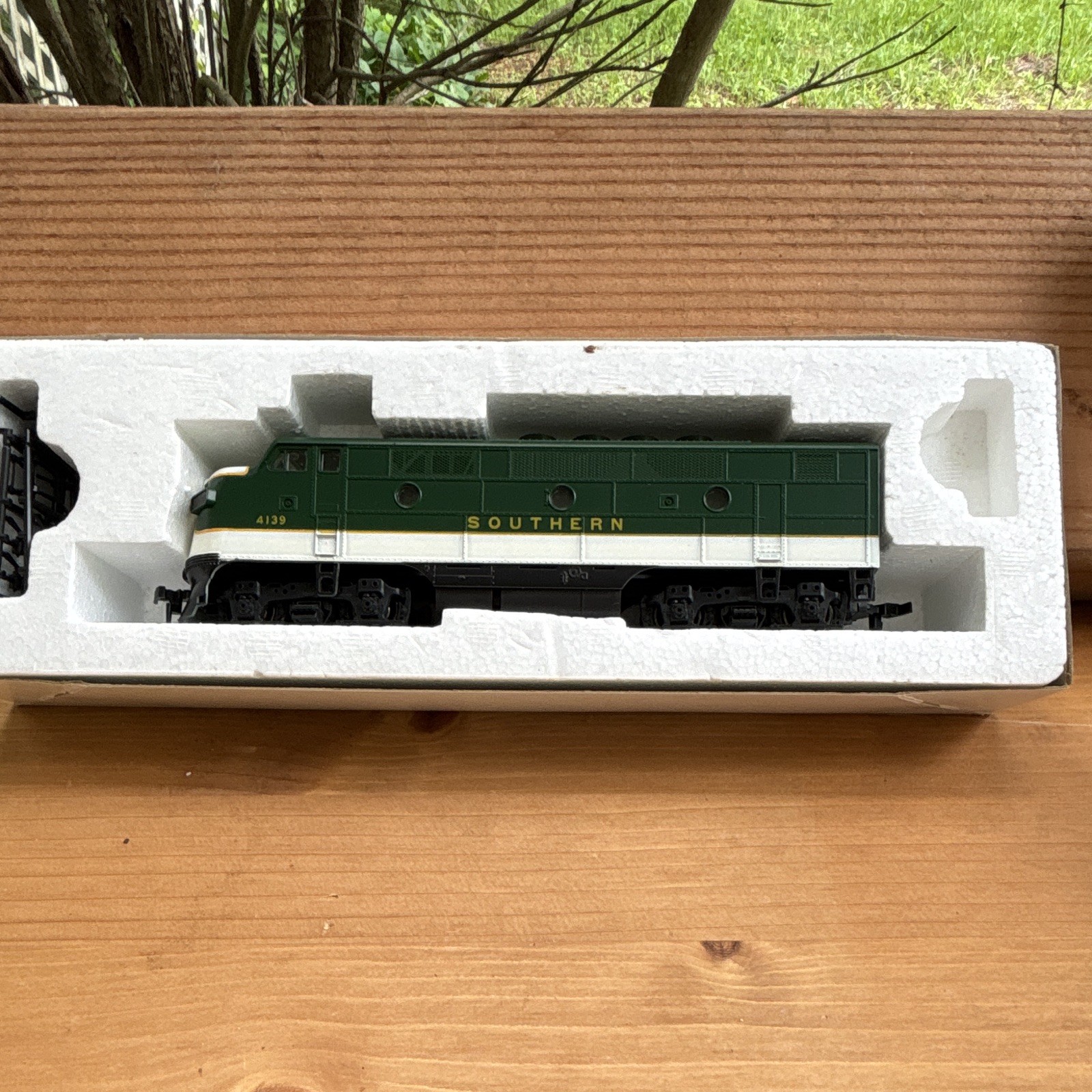 Stewart Hobbies HO Southern Diesel Locomotive DC Analog 2-Rail EMD Bo-Bo 4139