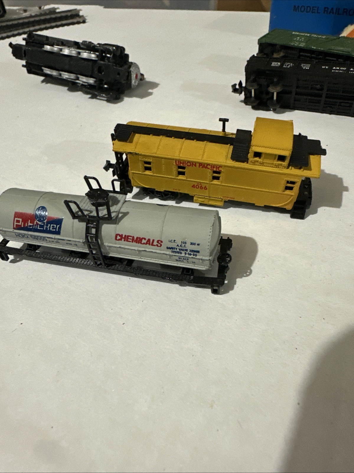 Aurora Postage Stamp Train N Scale #4859 Penn Central Locomotive Plus Lot