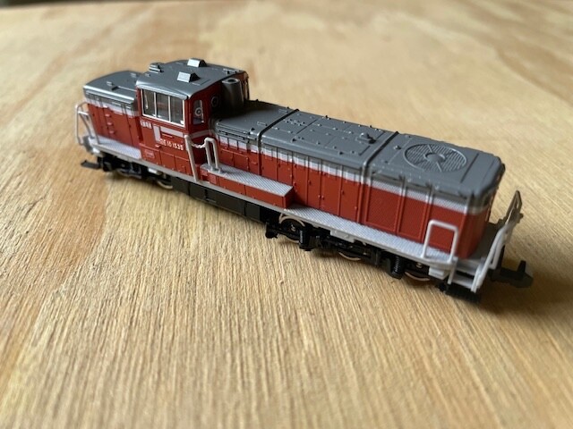 TOMIX N SCALE JAPANESE JR DE10 DIESEL LOCOMOTIVE IN ORIGINAL PACKAGING.