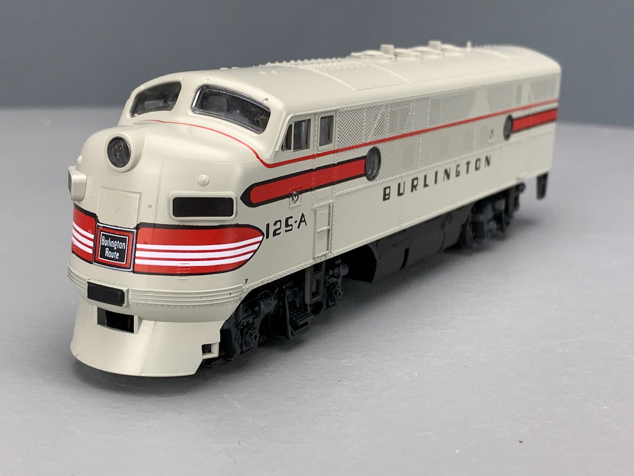 HO Stewart F3A PH II Locomotive CB&Q Low Fans Powered HO4101