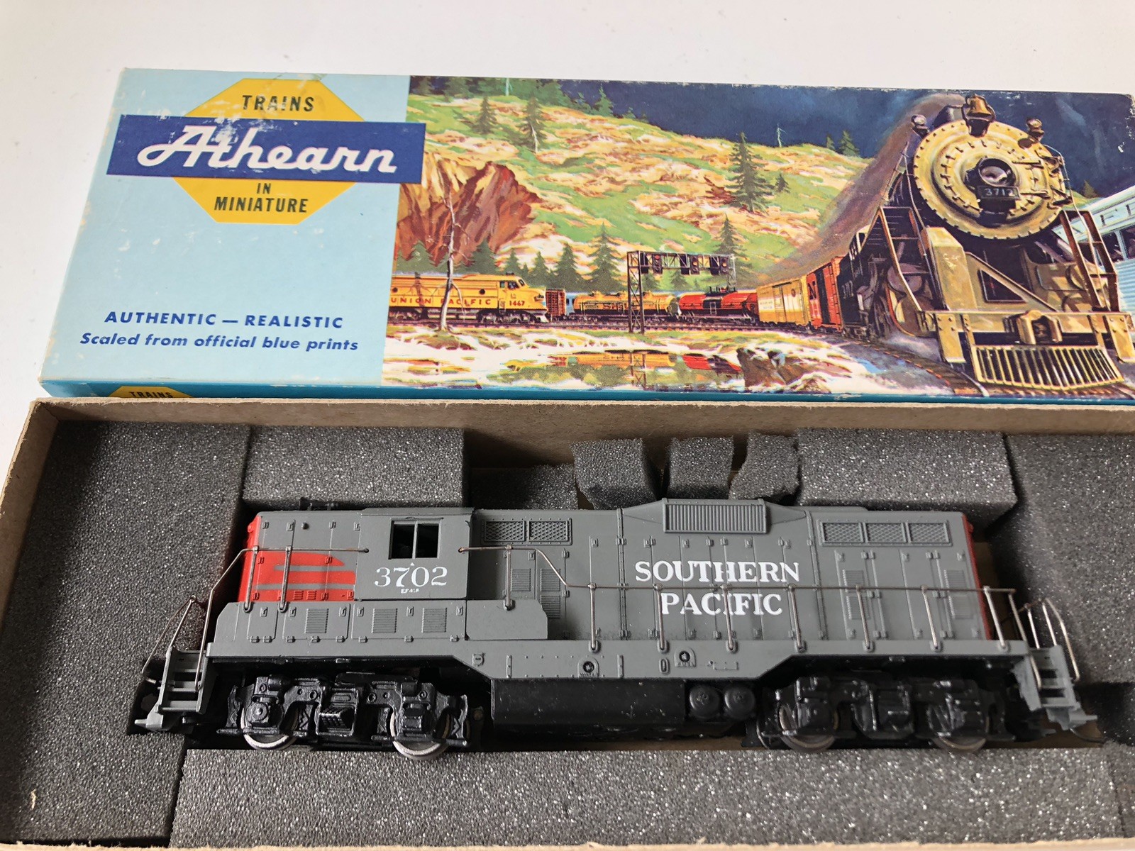 ATHEARN #3153 HO Southern Pacific GP-9 Powered Diesel Locomotive #3702