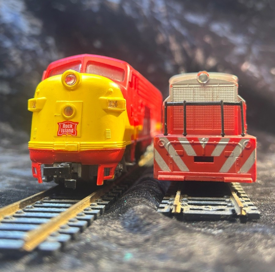 Lot 2 HO Scale Powered Locomotives/Loco BOTH WORK , lot 5-4, bin1