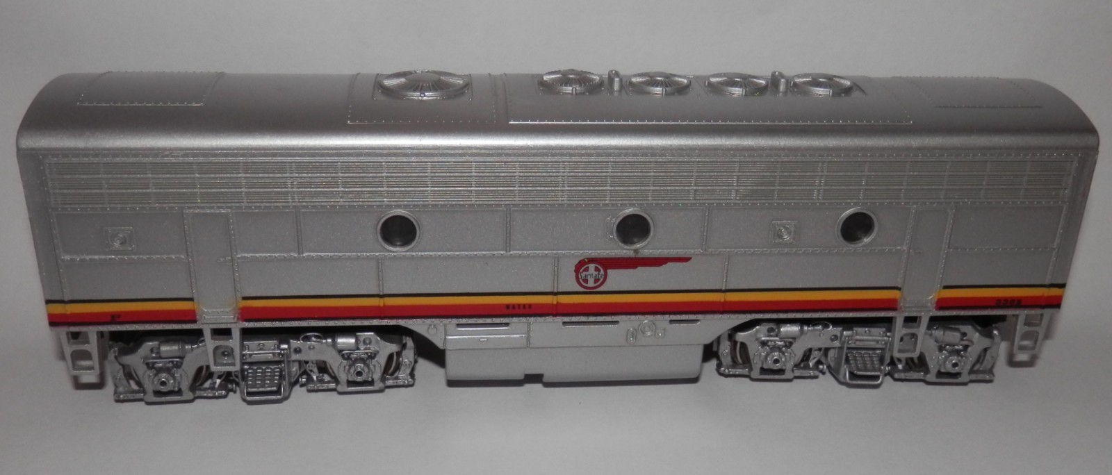 Bachmann Plus HO Scale POWERED Santa Fe 336B War Bonnet EMD F7B Loco #11226